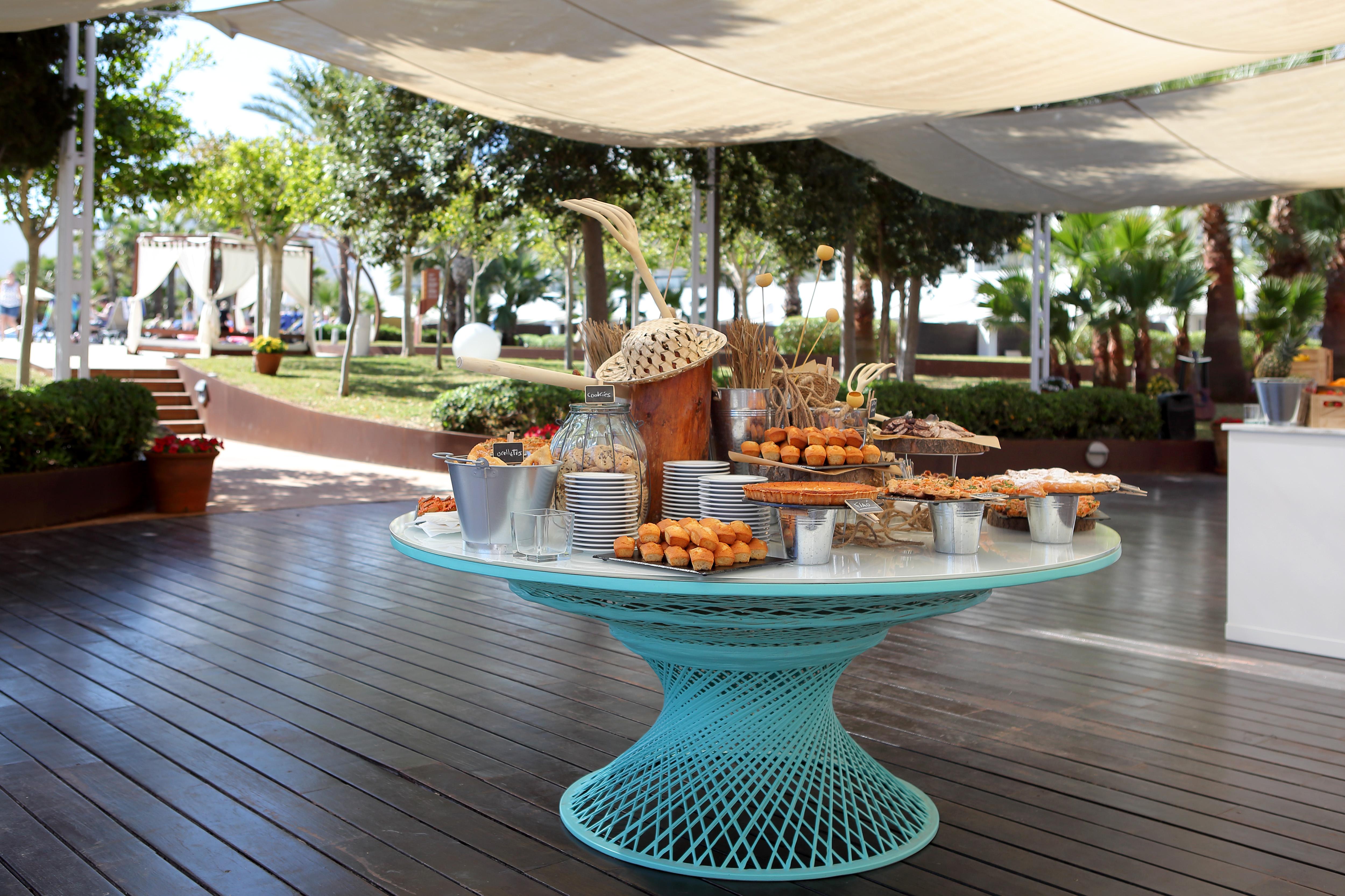 Grand Palladium Palace Ibiza Resort&Spa- All Inclusive Playa d'en Bossa Esterno foto The beach club at the Four Seasons Hotel