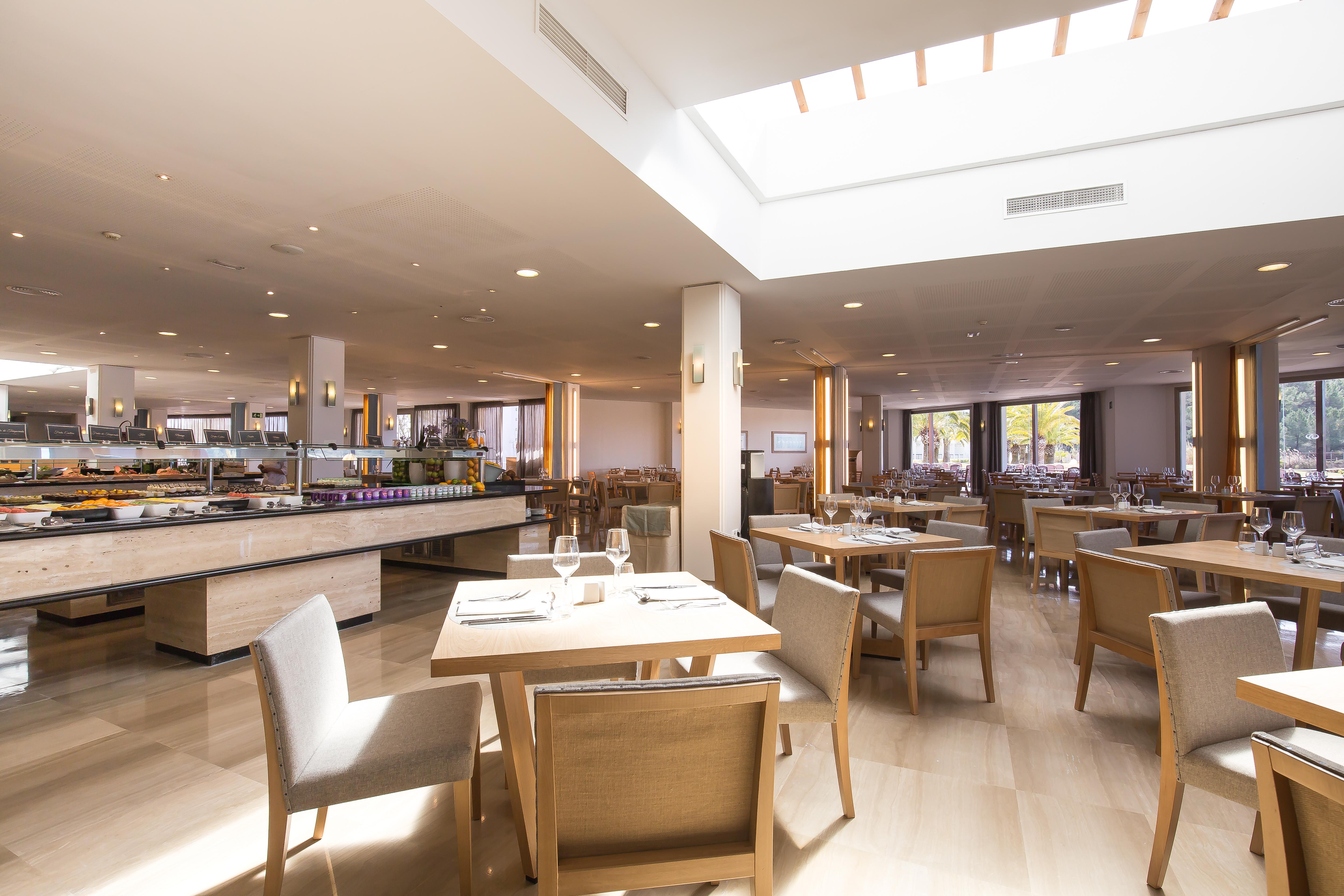 Grand Palladium Palace Ibiza Resort&Spa- All Inclusive Playa d'en Bossa Esterno foto The restaurant at the hotel
