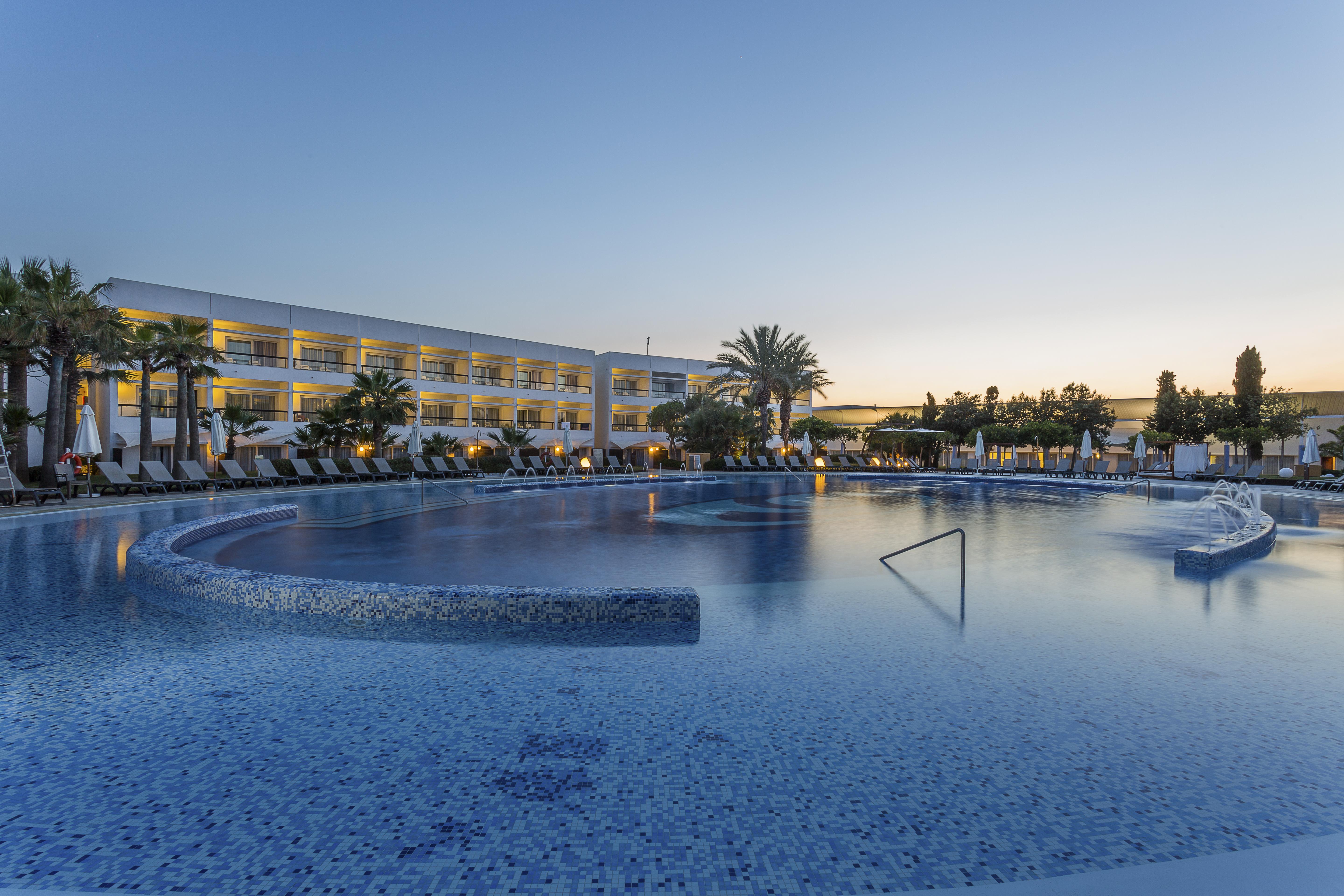 Grand Palladium Palace Ibiza Resort&Spa- All Inclusive Playa d'en Bossa Esterno foto The resort at sunset