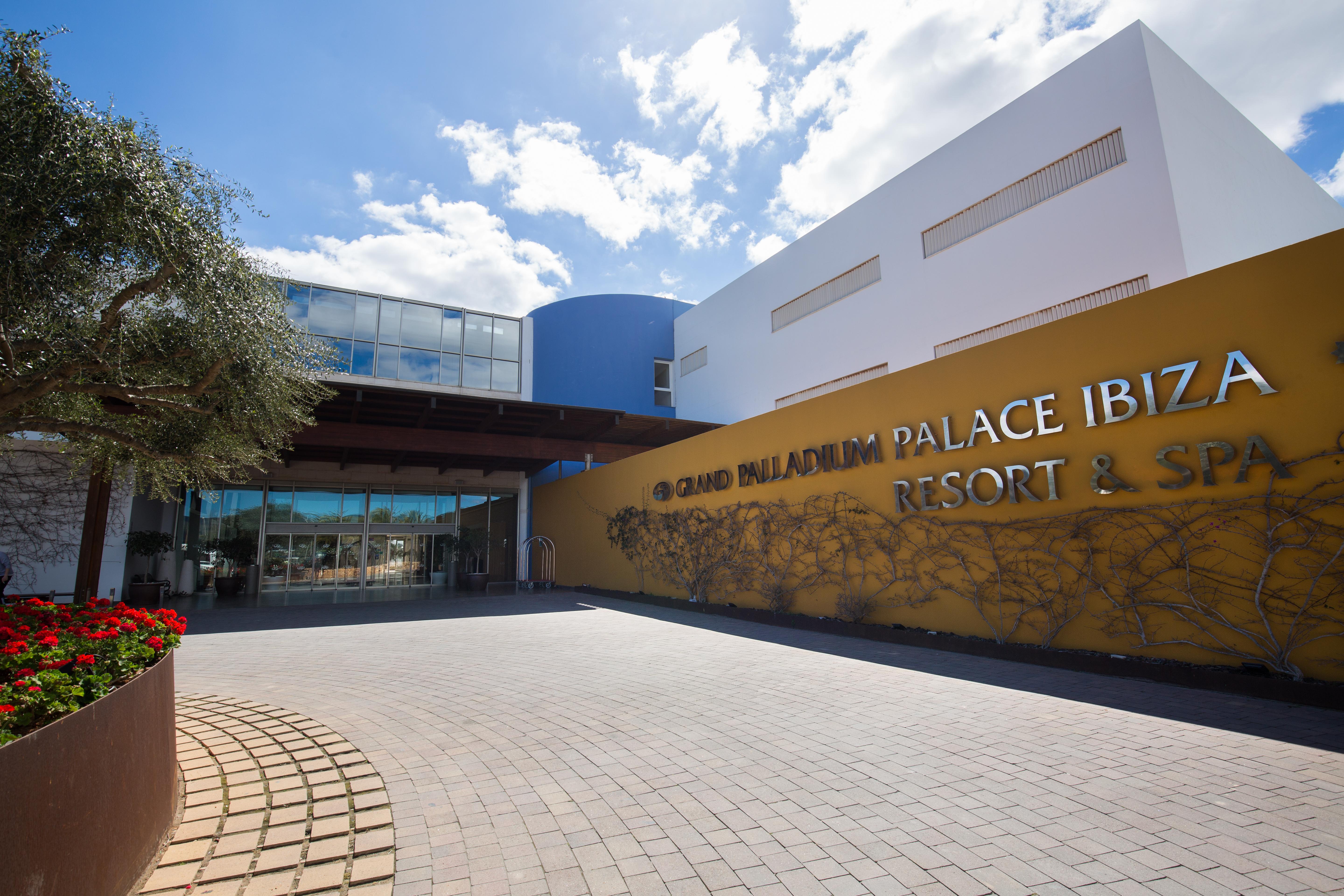 Grand Palladium Palace Ibiza Resort&Spa- All Inclusive Playa d'en Bossa Esterno foto Entrance to the hotel