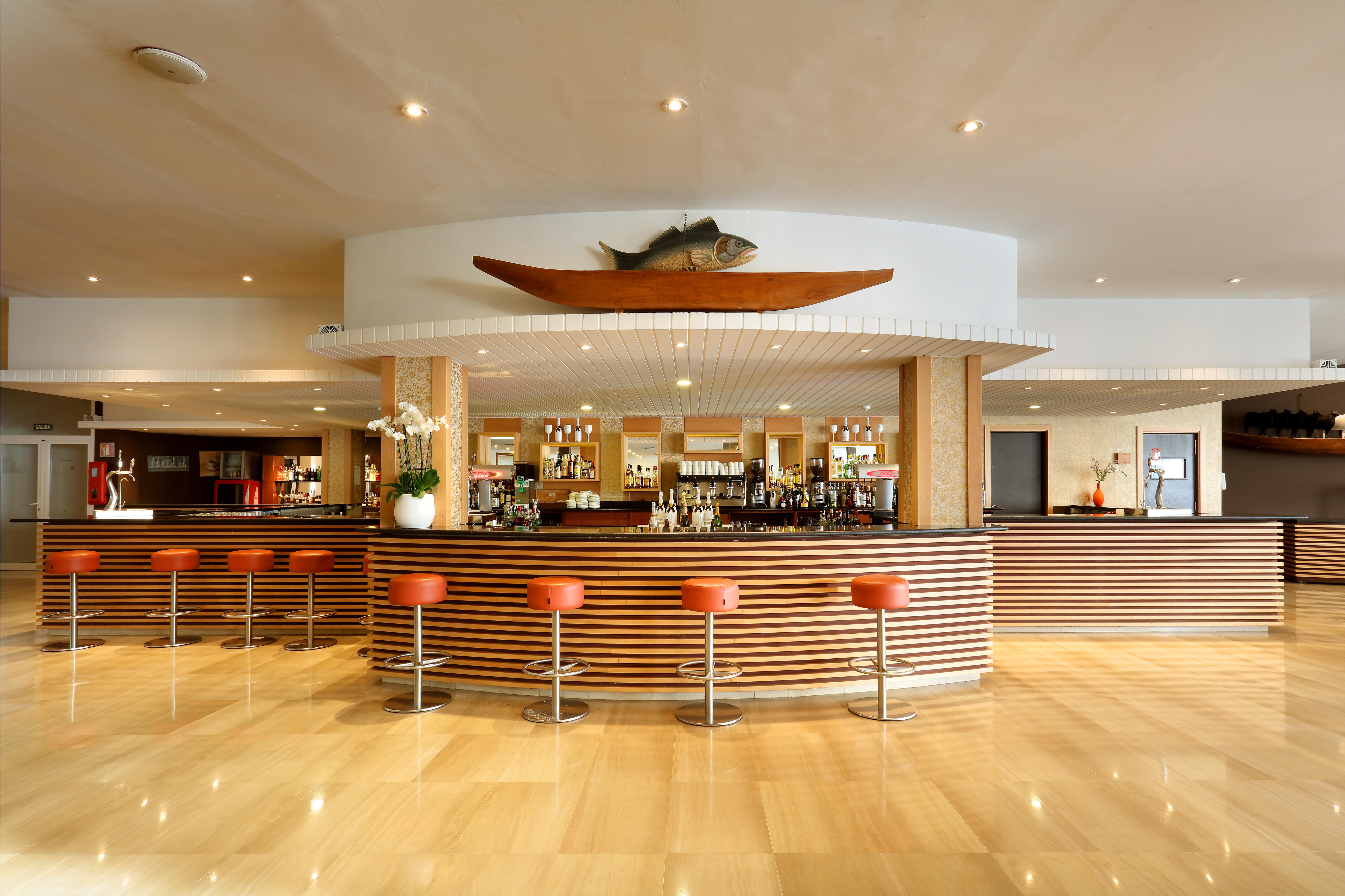 Grand Palladium Palace Ibiza Resort&Spa- All Inclusive Playa d'en Bossa Esterno foto The bar at the hotel