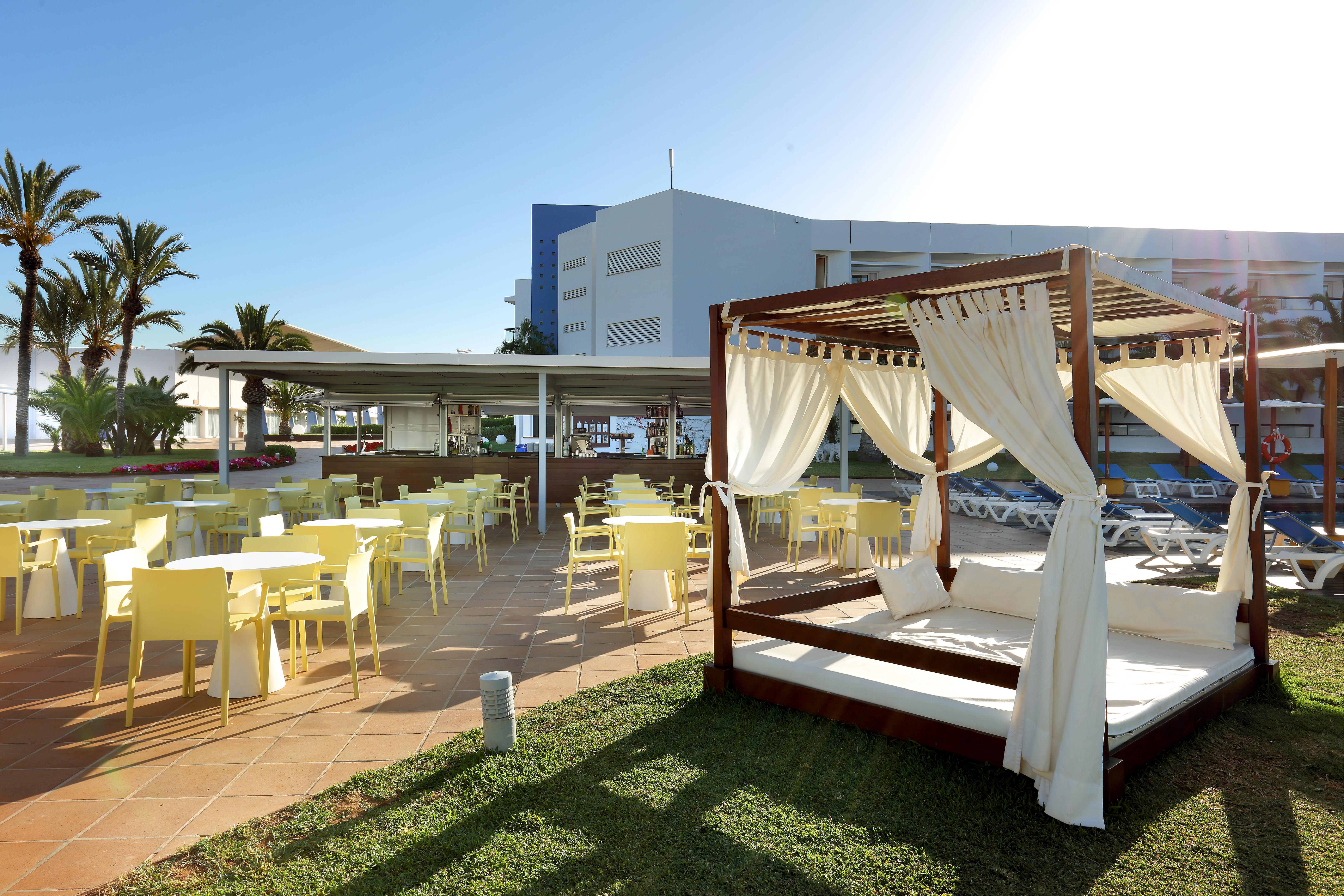 Grand Palladium Palace Ibiza Resort&Spa- All Inclusive Playa d'en Bossa Esterno foto The hotel's pool area
