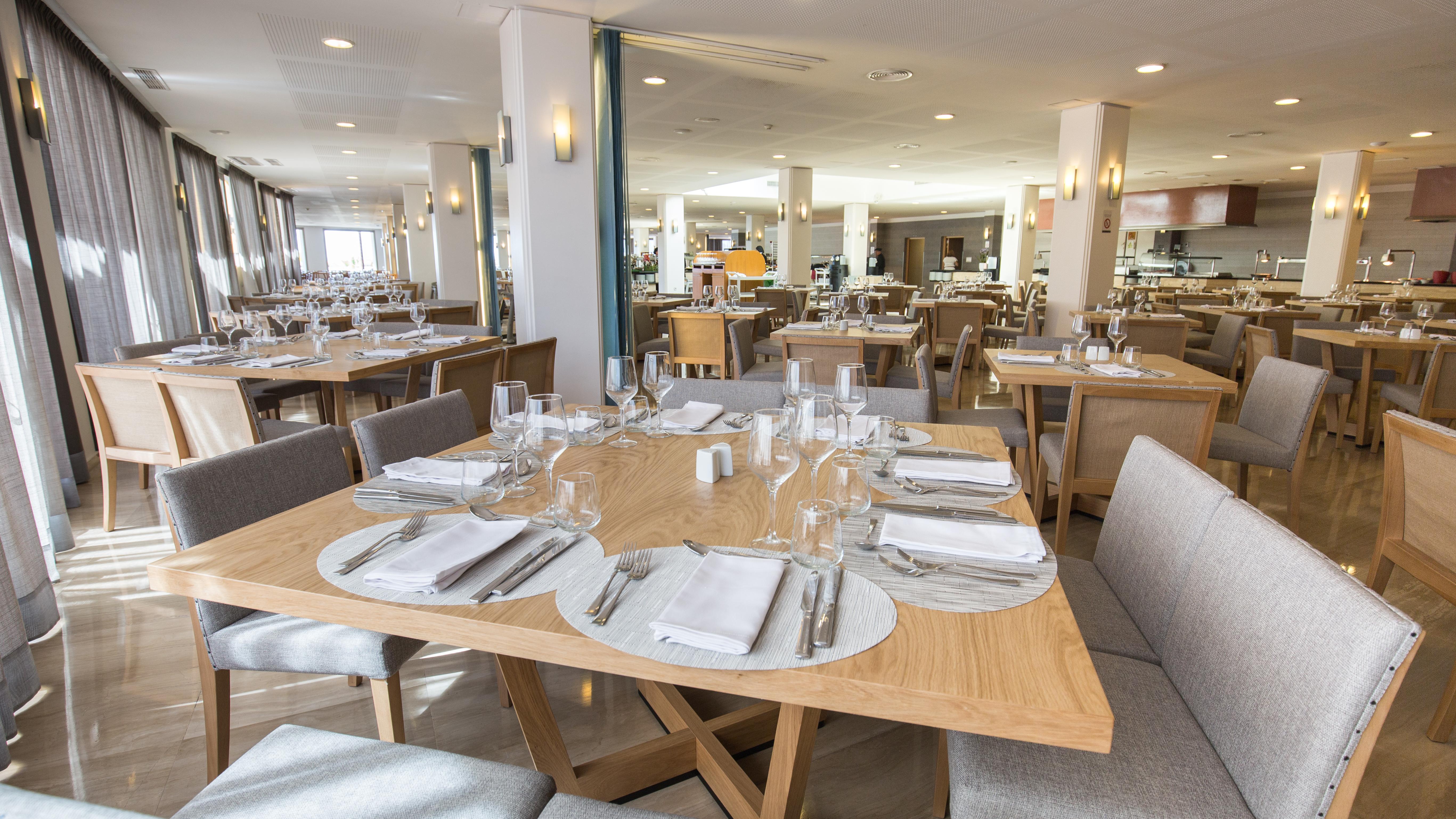 Grand Palladium Palace Ibiza Resort&Spa- All Inclusive Playa d'en Bossa Esterno foto The restaurant at the hotel