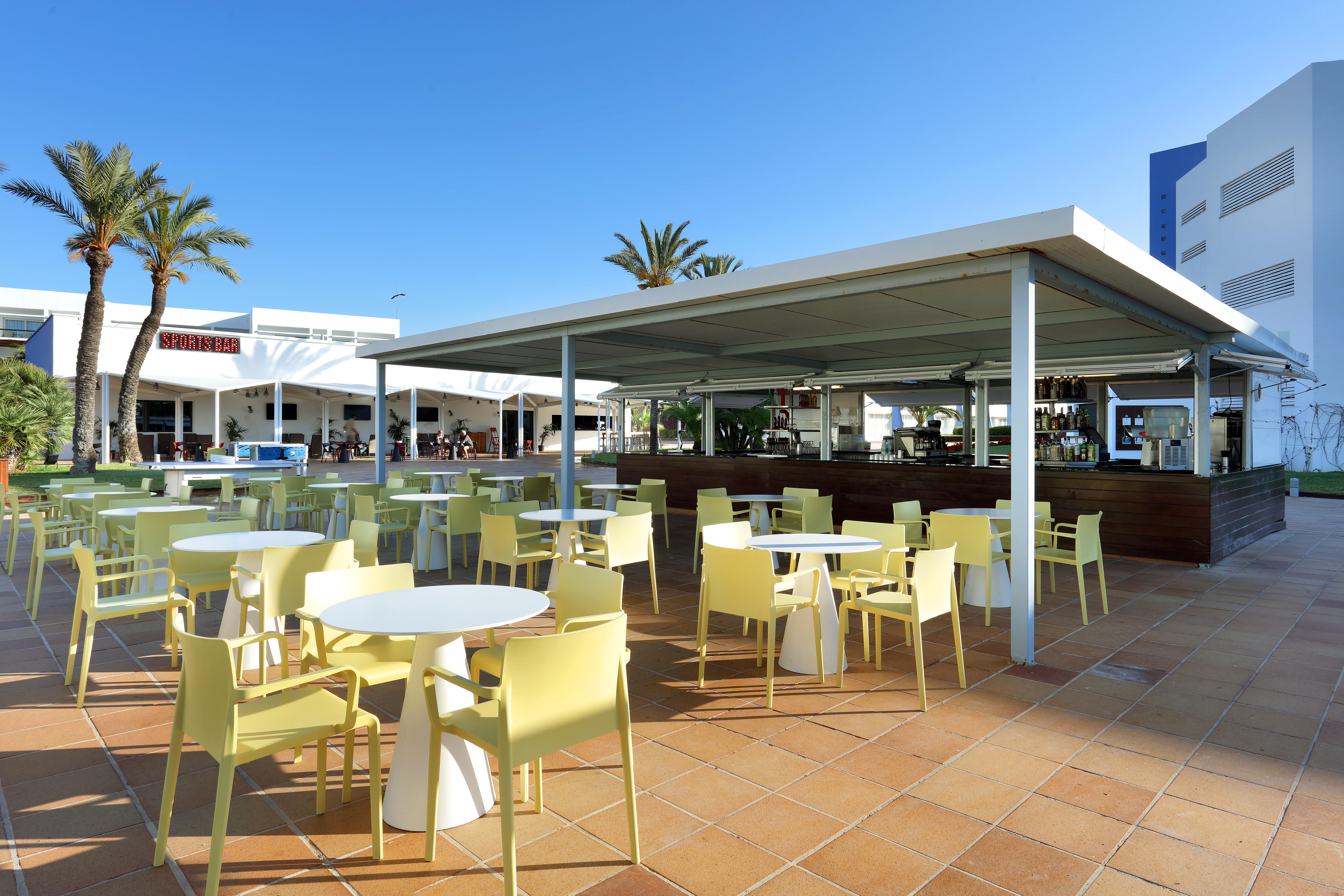 Grand Palladium Palace Ibiza Resort&Spa- All Inclusive Playa d'en Bossa Esterno foto The restaurant at the airport