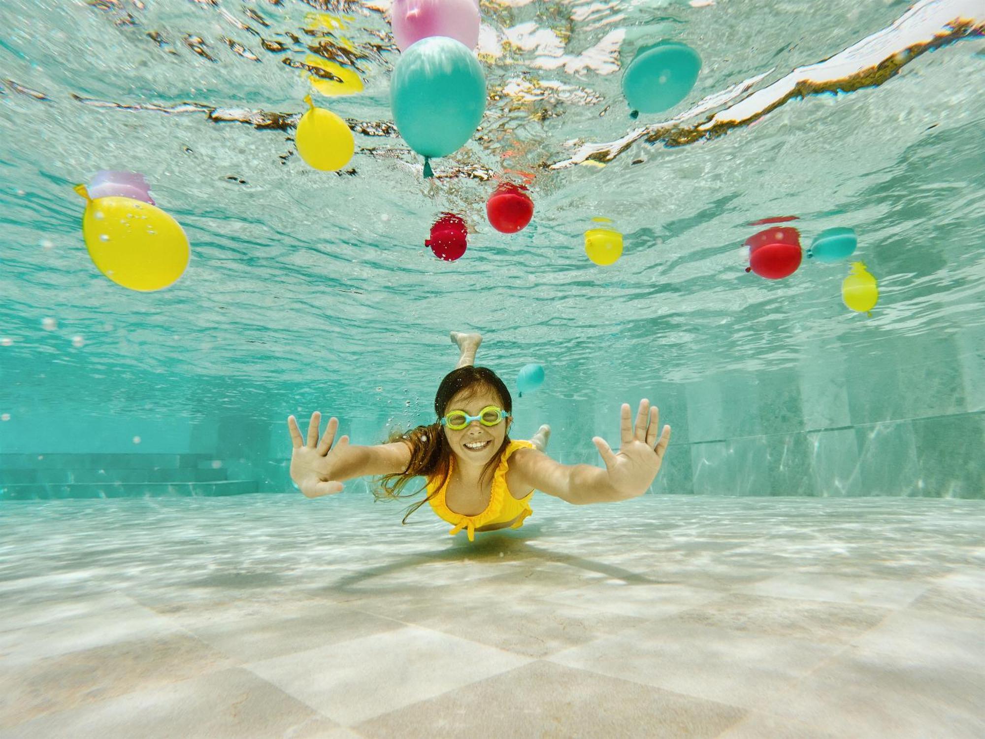 Grand Palladium Palace Ibiza Resort&Spa- All Inclusive Playa d'en Bossa Esterno foto A woman swimming underwater