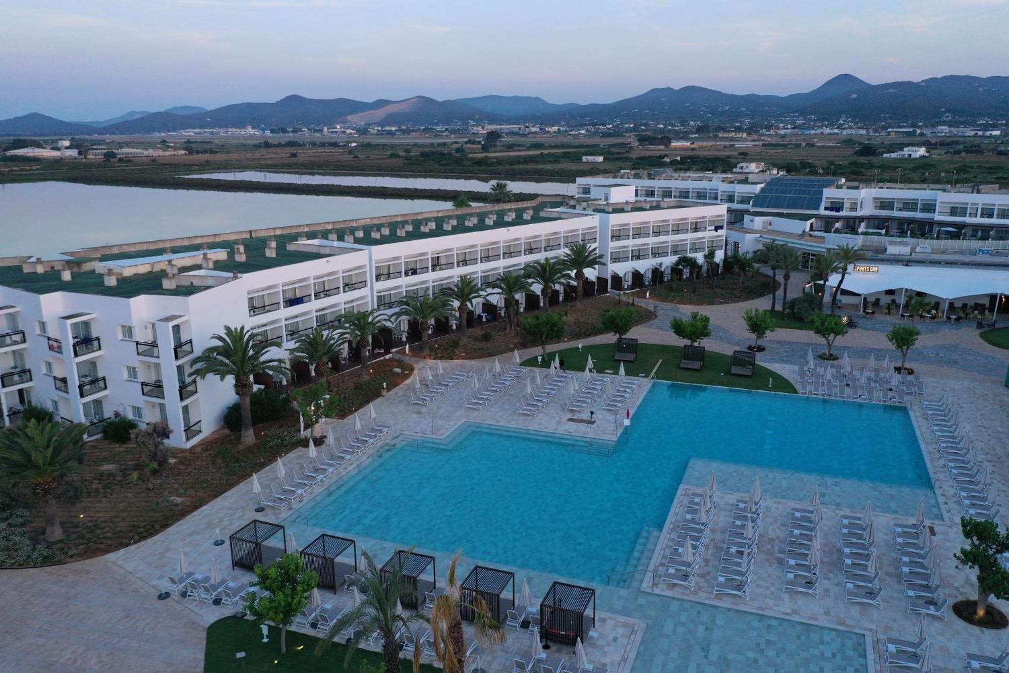 Grand Palladium Palace Ibiza Resort&Spa- All Inclusive Playa d'en Bossa Esterno foto Aerial view of the hotel