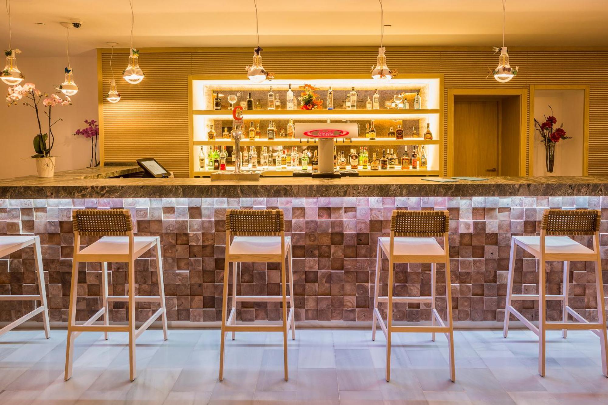 Grand Palladium Palace Ibiza Resort&Spa- All Inclusive Playa d'en Bossa Esterno foto The bar at the hotel
